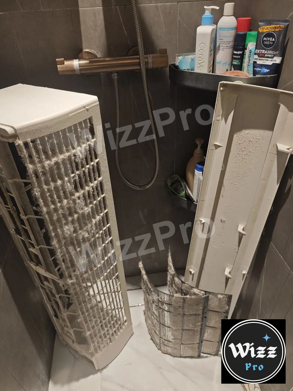 帶有明顯灰塵的隔塵網和冷氣外殼