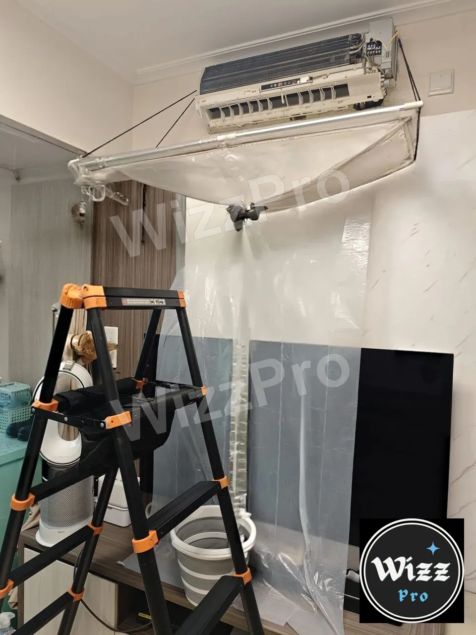 WizzPro 住宅施工實拍:分體冷氣已套上清洗保護罩,透明保護物料覆蓋下方家具