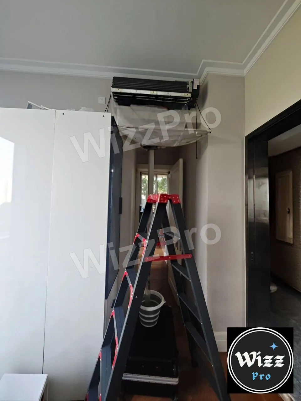 住宅分體冷氣裝上清洗保護罩,旁邊架設工作梯