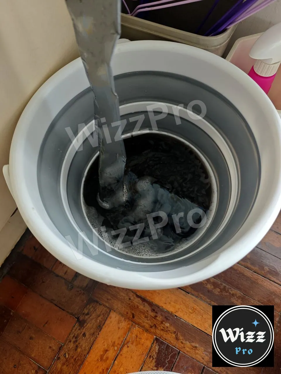 水桶內收集的深色清洗污水及排水管